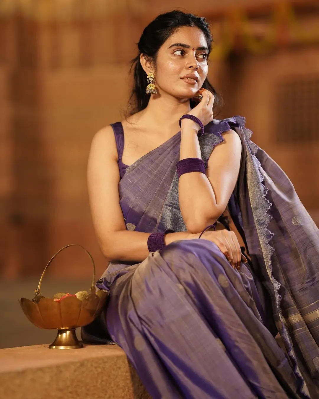 Kushita Kallapu In Traditional Violet Saree Sleeveless Blouse